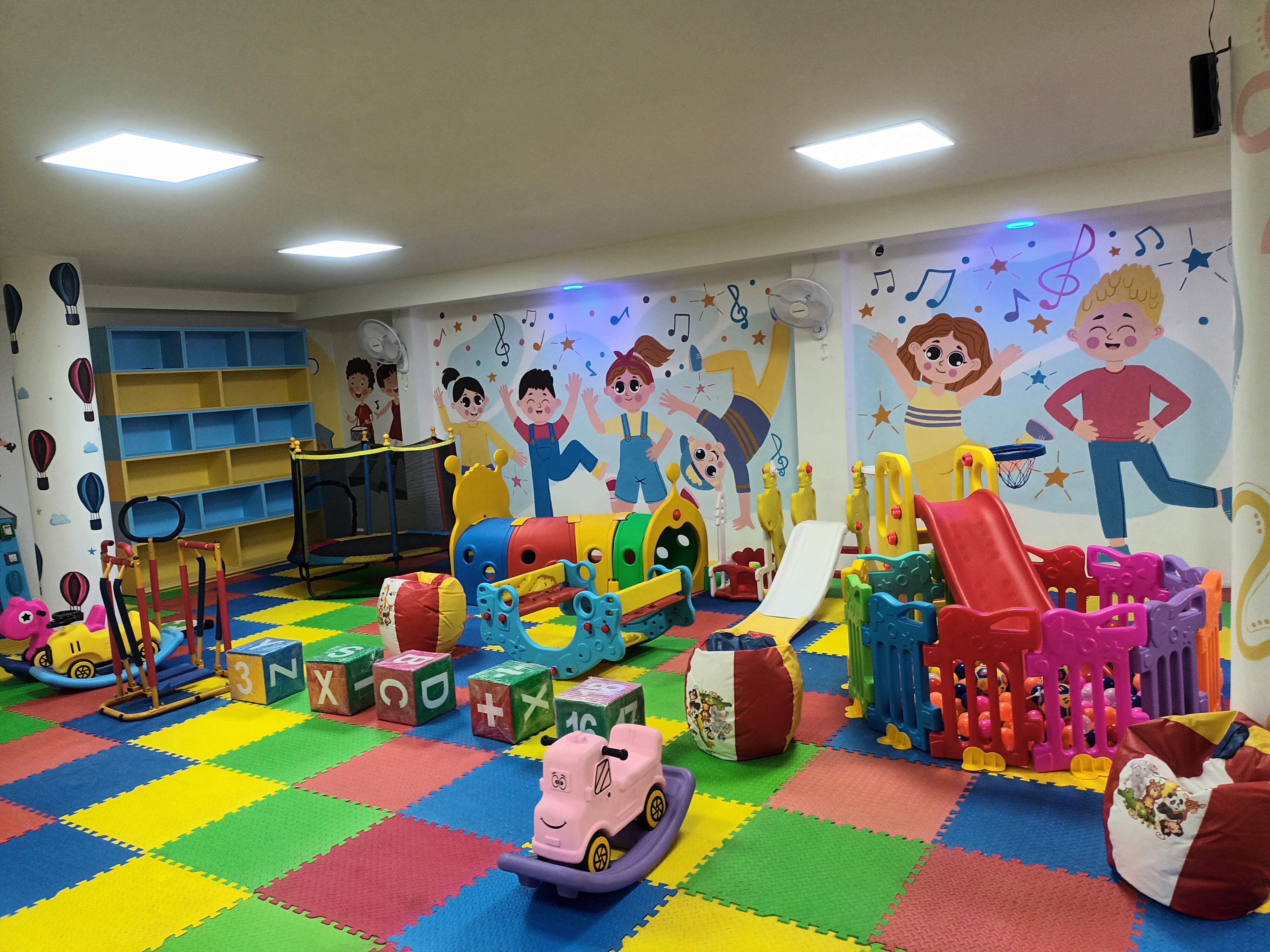 A Colorful Wonderland for Fun & Learning! 🎨📚